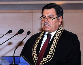 Haşim Kılıç'tan mahkemelere başörtüsü resti!