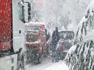 Kar yolları tıkadı
