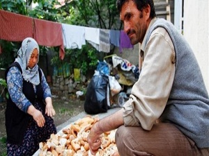 Ekmeklerini çöpten çıkarıyorlar