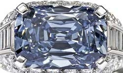 Mavi elmas rekor fiyata satıldı