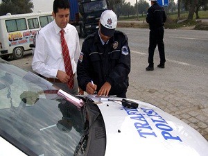 Trafik polisine rüşvet teklif eden yandı