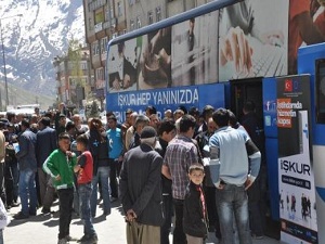 Hakkari'de İş-Kur otobüsünün önünde uzun kuyruk