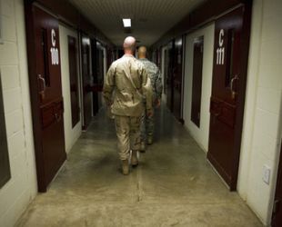 Guantanamo'daki mahkumlara sağlık personeli