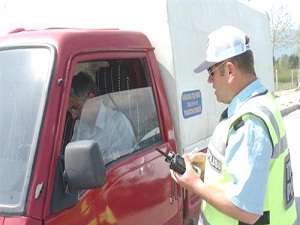 Emniyet kemerini takıp sonra çıkaran sürücüye ceza