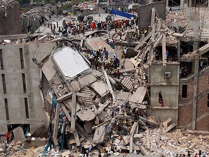 Bangladeş'te çöken iş merkezinde ölenlerin sayısı 800'ü geçti