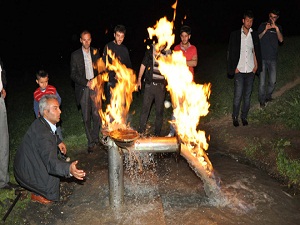 Yanan su görenleri şaşırtıyor