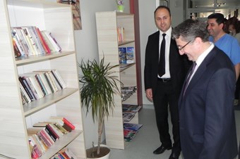 Hastaneye kütüphane kuruldu