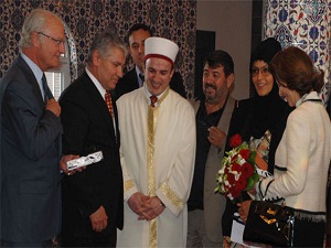 Kral ve kraliçeden ezan okunan camiye ziyaret