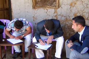 Okul olmayan köyde imam okuma yazma öğretti