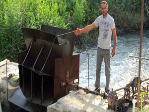 Elektriğe ulaşamayınca kendi santralini kurdu