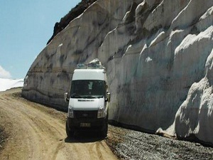 4 metrelik kar kütlesi görenleri şaşırtıyor