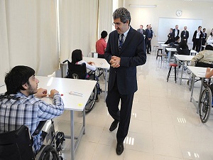 Sınava giren engellilere eğitimli okuyucu