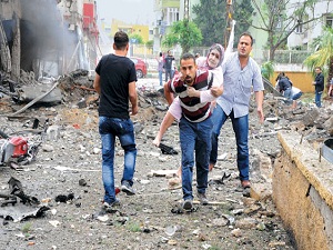 Kardeşini unuttu, yaralıları sırtında taşıdı