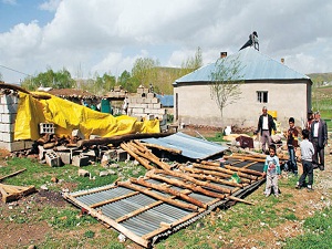 Fırtına çatıları uçurdu, Kızıltepe’de hortuma kapılan vatandaş öldü