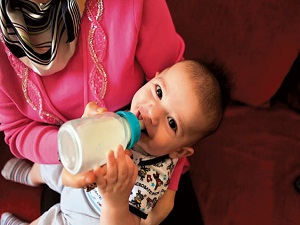 'Bebeğinize üç saatte bir anne sütü verin'