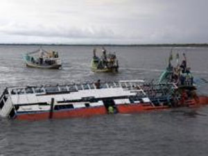 Myanmar'da Müslümanları taşıyan tekne battı