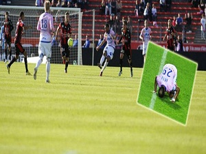 64 metreden gol attı, secdeye gitti