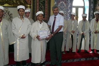 Milli Eğitim Müdürü, İmam Hatiplilere Sarık Ve Cübbe Hediye Etti