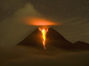 Pavlof yanardağı kül püskürtüyor