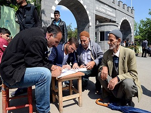 Yardım söylentisini duyan dilekçe veriyor