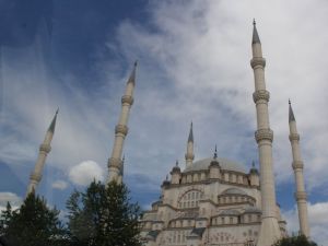 Sabancı Merkez Camii, ziyaretçilerini 4 mevsim büyülüyor