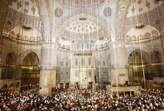 Regaip Kandili'nde eller dua için açıldı