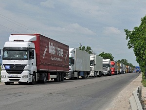 Tır kuyruğu 10 kilometreyi aştı