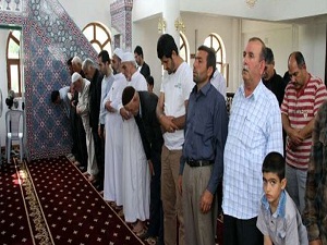 Suriyelilerle omuz omuza Cuma namazı