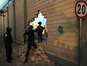 Filistinliler İsrail'in duvarını balyozlarla deldi