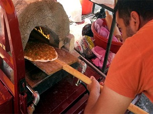 Lahmacun fırınını, motosiklette taşıyor