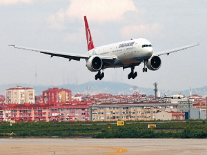 Alandaki poşet yüzünden 4 uçak pisti pas geçti