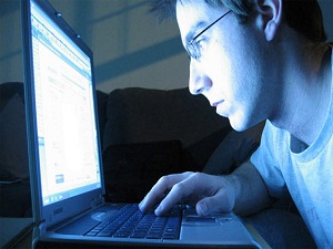 İnternet bağımlılığı tedavi edilmeli