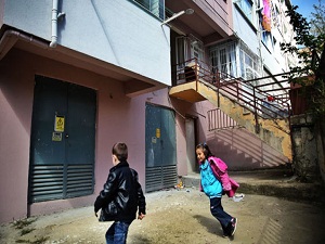 Apartman altındaki trafolar tehlike saçıyor