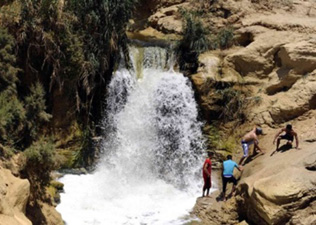 Çöl ortasında şelale de yaratır!