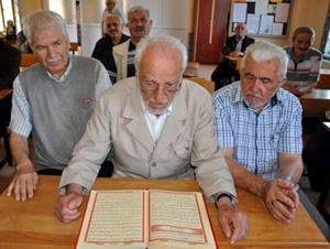 90'lık dedenin Kur'an öğrenme isteği örnek oldu