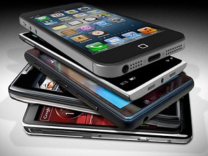 Akıllı telefon rekabeti küçük ekrana geri döndü