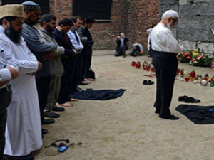 Nazi kampında namaz kıldılar