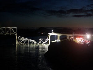 ABD'de köprü çöktü: Çok sayıda insan ve araç sulara kapıldı