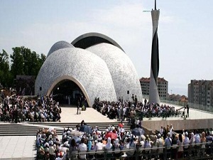 İslam merkezi ve camiye taşlı saldırı