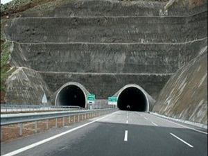 Türkiye'nin en uzun tünelinde 2100 metre yol alındı