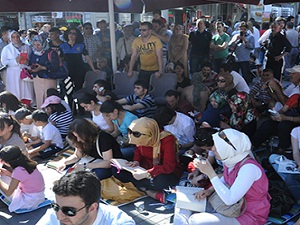 İstiklal Caddesi'nde okumaya çıktılar