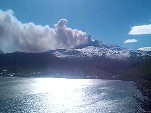 Kül püsküren yanardağ iki ülkeyi alarma geçirdi