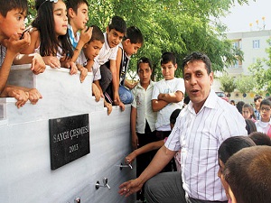 Ek ders ücretleriyle öğrencilerine çeşme yaptı