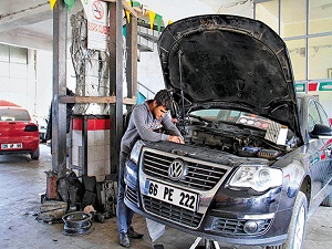 Patlak kolon altında oto tamir ediyorlar
