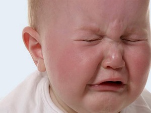 Çocuktaki huzursuzluk ve kusma, kasık fıtığı belirtisi olabilir