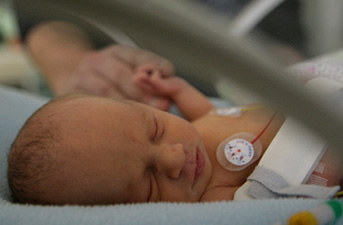 Anne kokusu bile bebeğin iyileşmesini hızlandırıyor