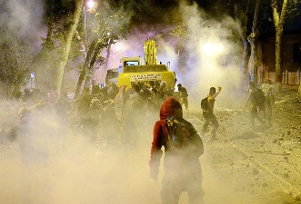 Eylemciler iş makinesi kaçırdı