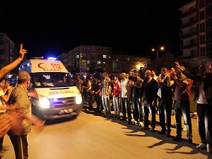 Olaylarda 32 ambulans hasar gördü