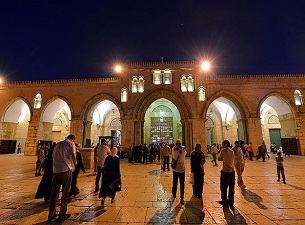 Binlerce müslüman Mescid-i Aksa'da buluşuyor