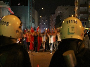 Olaylar sırasında yaralanan polis şehit oldu